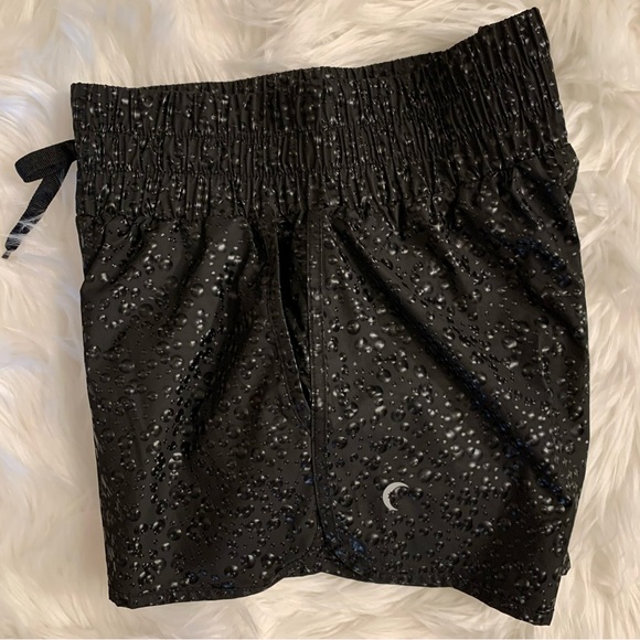ZYIA Black Bubbles Hi-Rise Bomber Shorts Medium Water Droplets - Picture 12 of 16